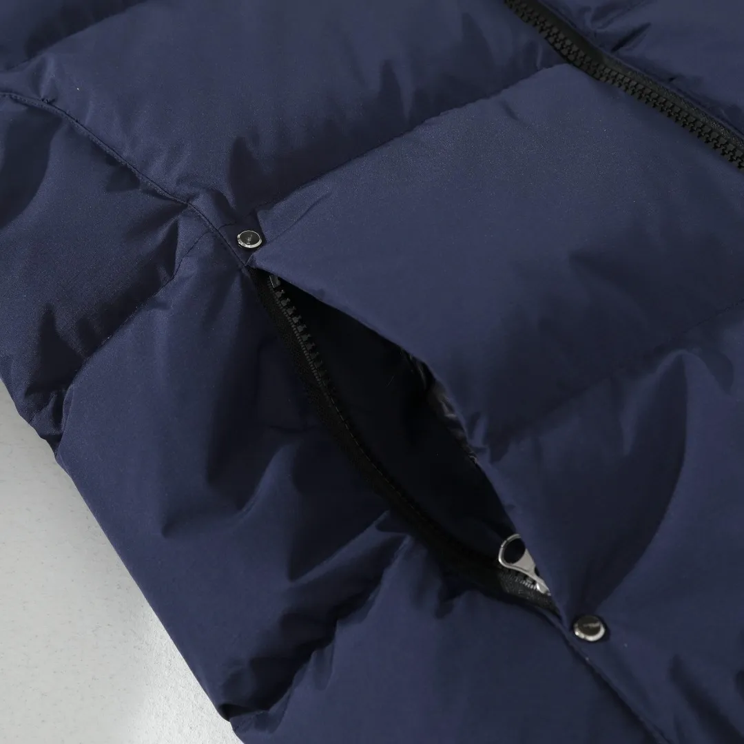 P680 #R58 Ralph Lauren/Ralph Lauren classic new down jacket jacket with detachable hood extra thick plush down jacket men's top "Thousands of stitches of electric embroidery, the logo is like a work of art" The imported Barudan embroidery machine is used to carve the classic polo logo with precision electric embroidery technology. Each letter is full and three-dimensional, with clear details, making it the "most expensive embroidered logo" on the down jacket, highlighting its extraordinary status. "75% national standard high-quality white duck down, light and heat-locking" is filled with 75% high-quality white duck down, which is light and pressure-free, but has excellent warmth retention. After compression, it can quickly rebound and become fluffy, say goodbye to bloat, embrace unburdened warmth, and face the cold winter without timidity. "Technical fabrics that protect against cold and wind and rain" · Long-lasting fluffy and non-stiffening, consistent thermal performance · 400T high-density gallbladder + pinhole retraction technology, completely say goodbye to velvet · Windproof and waterproof matte fabric with adjustable hem, easy to deal with bad weather "Five colors come together to interpret diverse styles" · White: pure first snow, fresh and versatile · Black: classic without limits, calm and atmospheric · Navy blue: low-key and elegant, suitable for both business and leisure · Sky blue: bright and healing, brightening up dull winter days · Khaki: retro and gentle, the first choice for urban wanderers "The details are authentic, the texture is everywhere" The original electroplated YK zipper is smooth and durable, the detachable hood can be worn multiple times, and the original hangtag and washable label ensure authentic quality. The same design for men and women makes it easy to control whether it is used as a couple's outfit or to create personal style, making it an indispensable fashion equipment this winter.  Color: Black, Navy, Khaki, White, Sky Blue Size: S M L